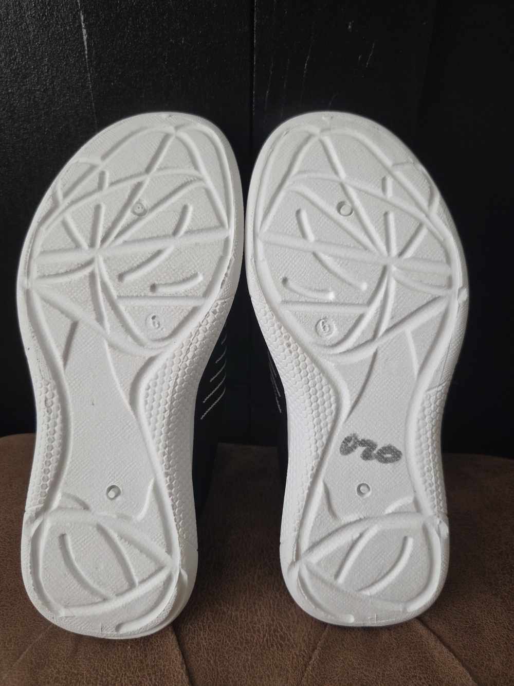Danskin Women's White Knit Slip-On Sneakers with Black Trim ~ Size 6 - Picture 3 of 7